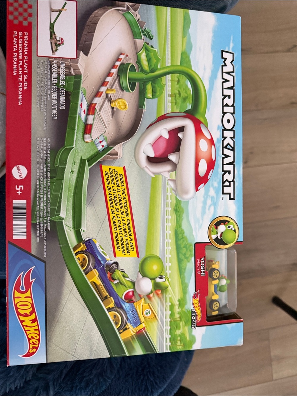 Hot Wheels Mario Kart Yoshi vs Piranha Plant Playset - Green & Red